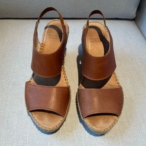 Andre Assous size 8 cognac leather espadrille wedge